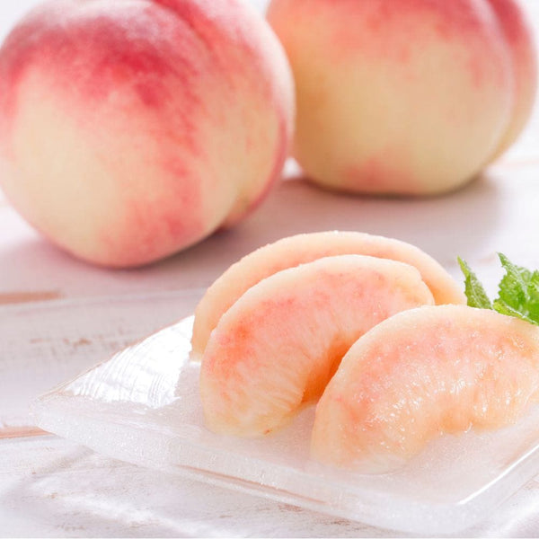 RELX POD PRO 2 Peach pods placed with fresh peaches and peach slices, emphasizing their lush and sweet flavor profile.